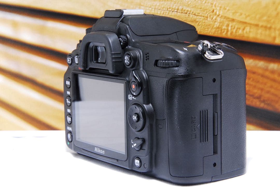 中級機定番 Nikon D7000｜低ショット1414回・18-200mm付き