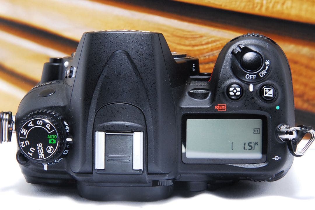 中級機定番 Nikon D7000｜低ショット1414回・18-200mm付き