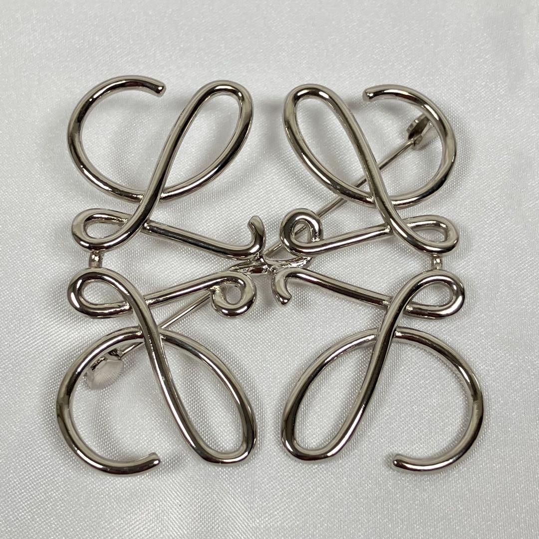 ロエベ アナグラム ブローチ シルバー色 中古良品