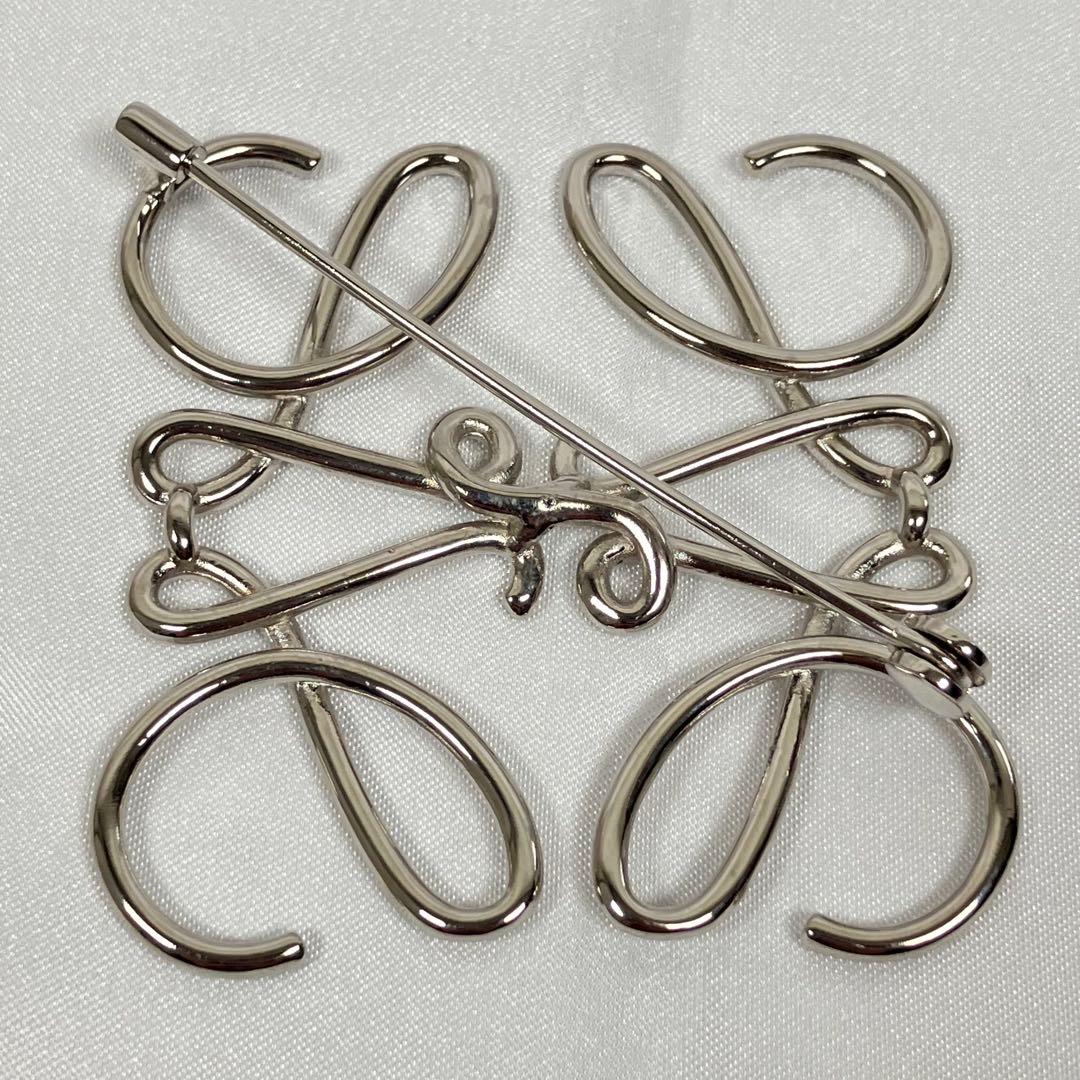 ロエベ アナグラム ブローチ シルバー色 中古良品