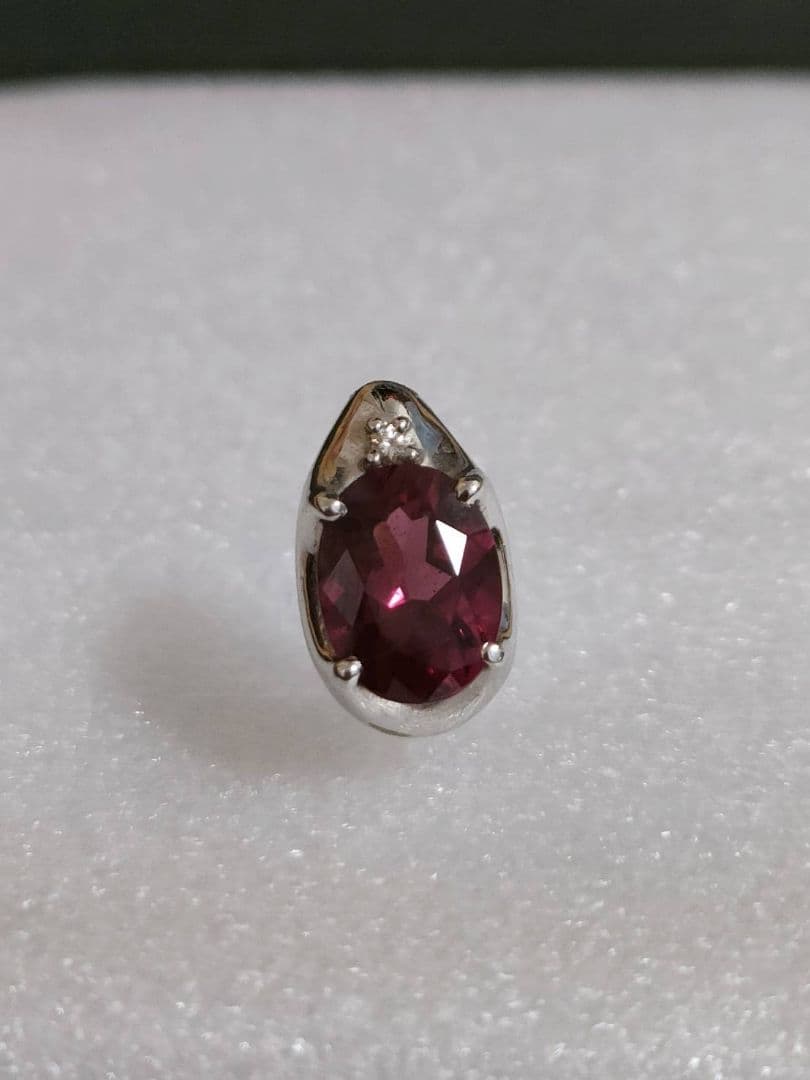 ニコちゃん　ピアス（片耳）プラチナ、ダイヤモンドルビーorガーネット