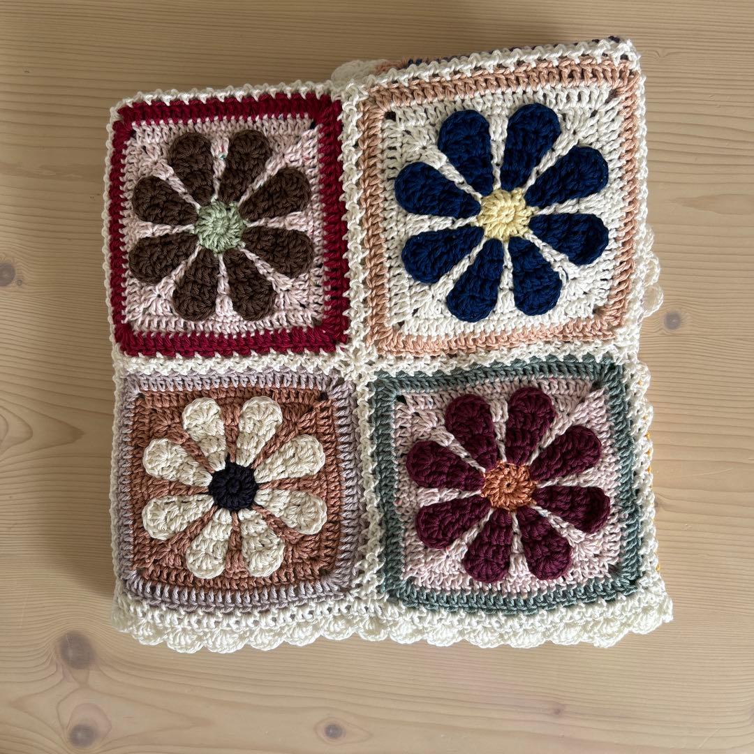 お花のモチーフ編み マルチカバー カラフルな花柄のグラニースクエアブランケット