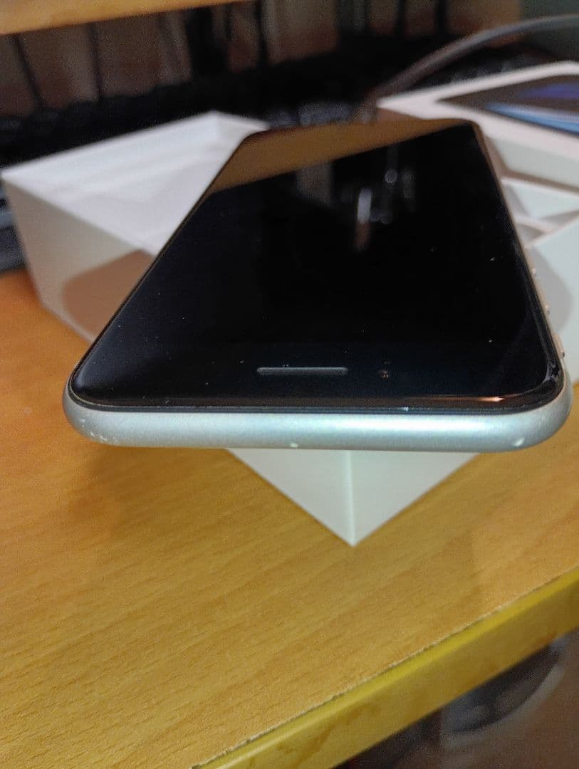 iPhone SE (第2世代) WHITE 本体