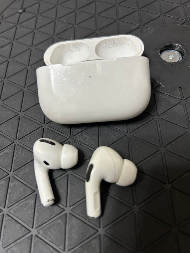 第二世代　エアポッズApple AirPods Proワイヤレス　充電ケース付