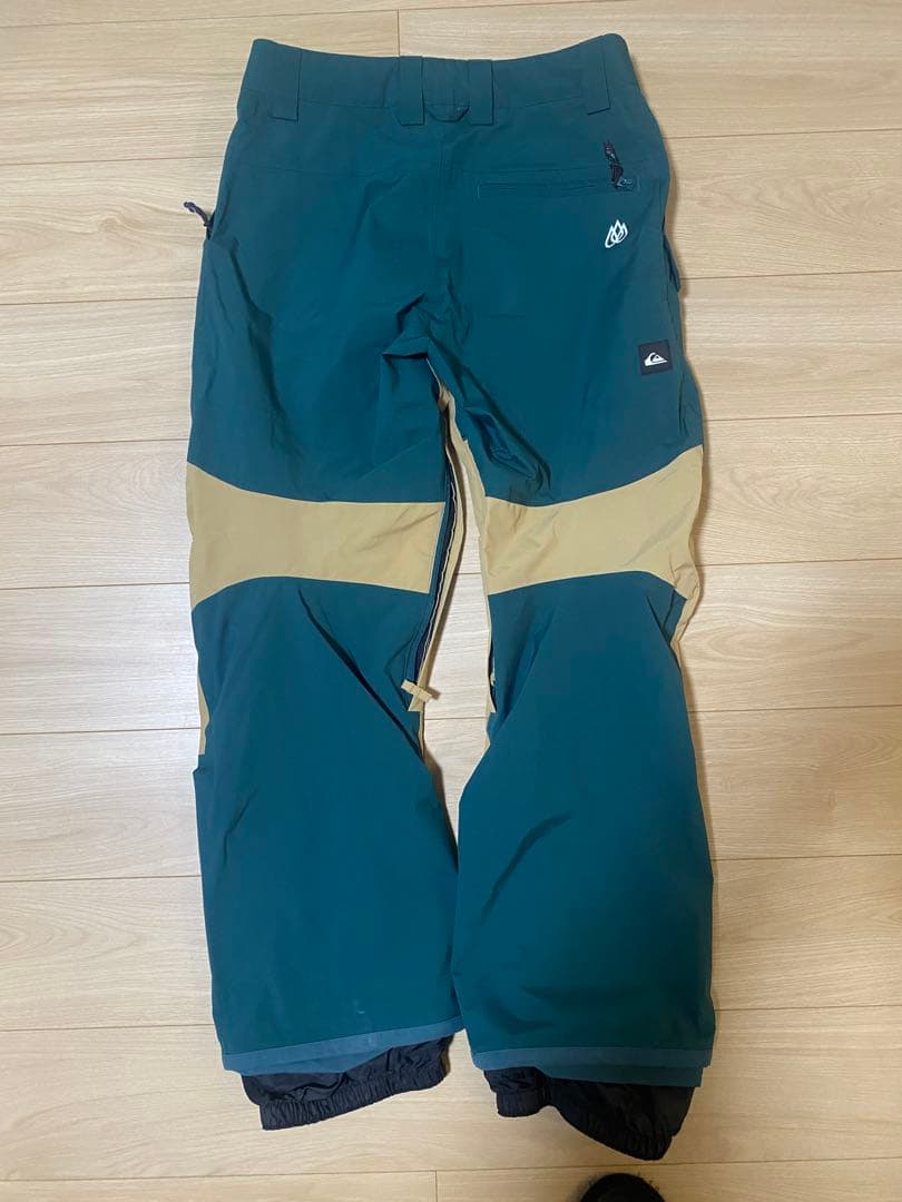 クイックシルバー　スノーボードウェアセット（ジャケット・パンツ）