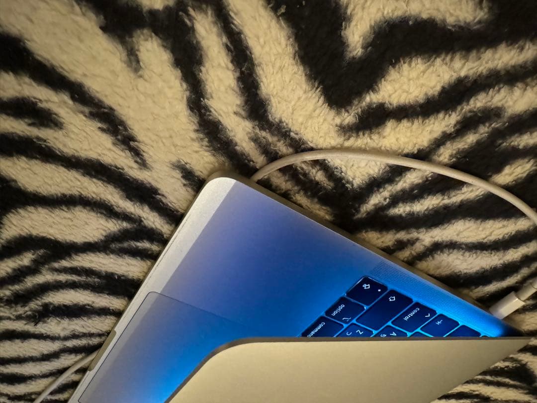 マックブック　MacBook Pro 2018　タッチバー