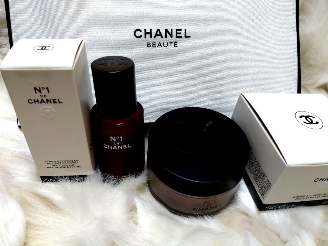 CHANEL N°1 ドゥ シャネル スキンケア デュオ S ロゴ入りポーチ付き