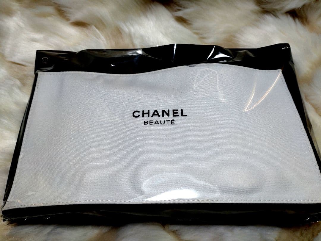 CHANEL N°1 ドゥ シャネル スキンケア デュオ S ロゴ入りポーチ付き