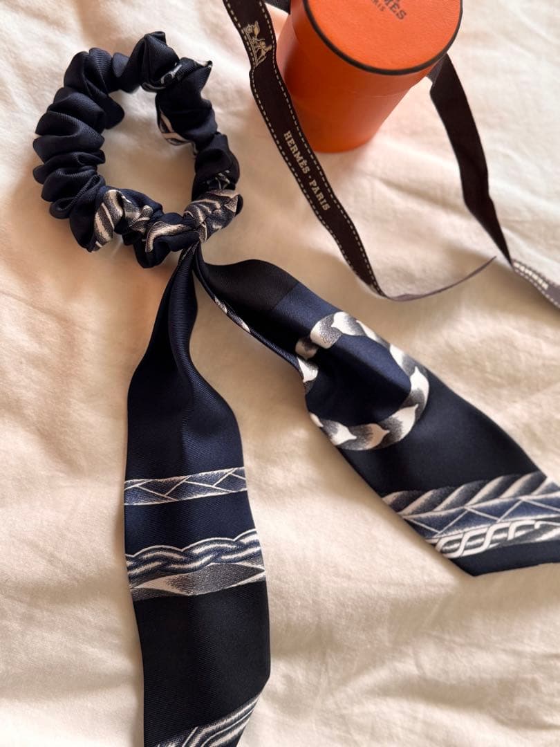 HERMÈS ネイビー シルク ヘアゴム