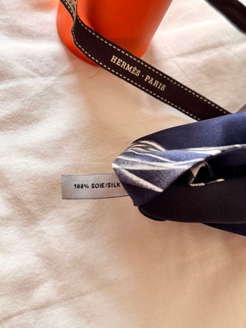 HERMÈS ネイビー シルク ヘアゴム