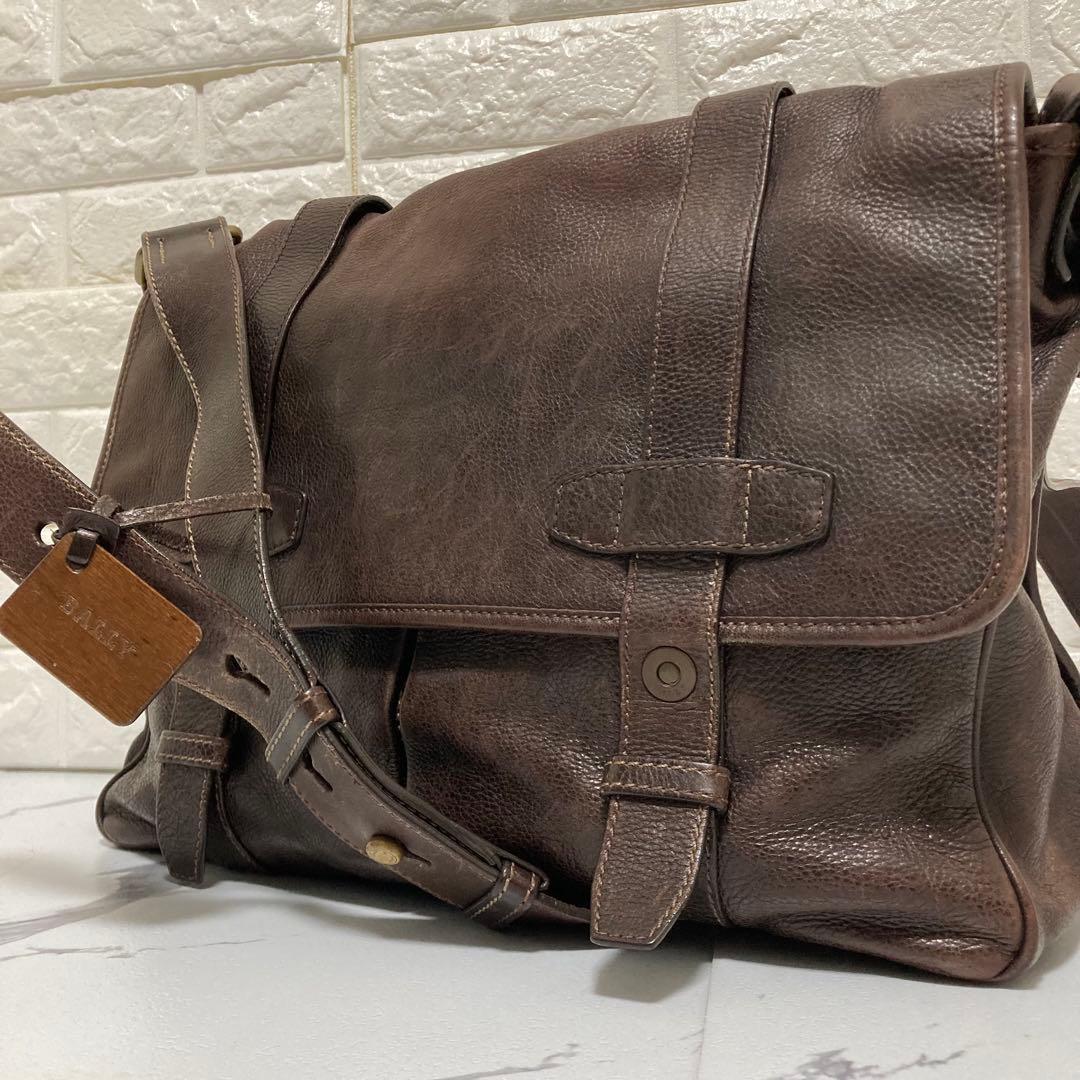 BALLY✨メッセンジャーバッグ大容量　本革　A4PC可　フラップ　チャーム自立