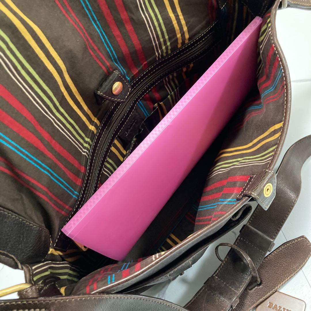 BALLY✨メッセンジャーバッグ大容量　本革　A4PC可　フラップ　チャーム自立