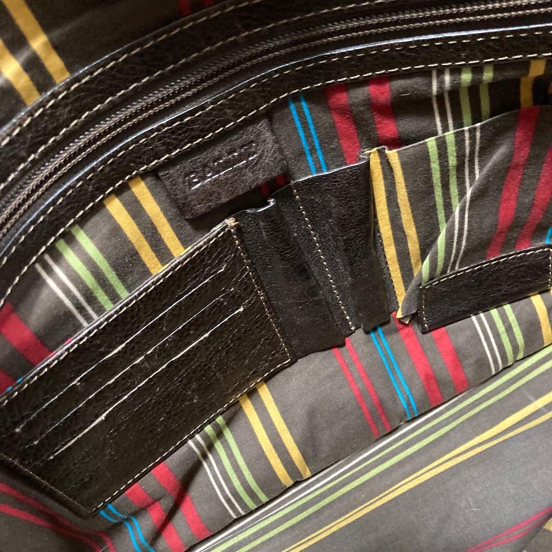 BALLY✨メッセンジャーバッグ大容量　本革　A4PC可　フラップ　チャーム自立