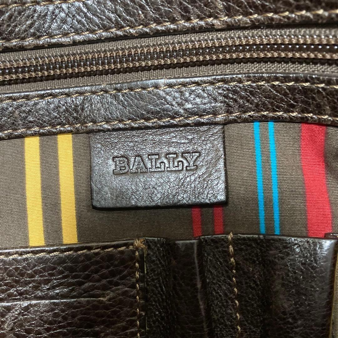 BALLY✨メッセンジャーバッグ大容量　本革　A4PC可　フラップ　チャーム自立