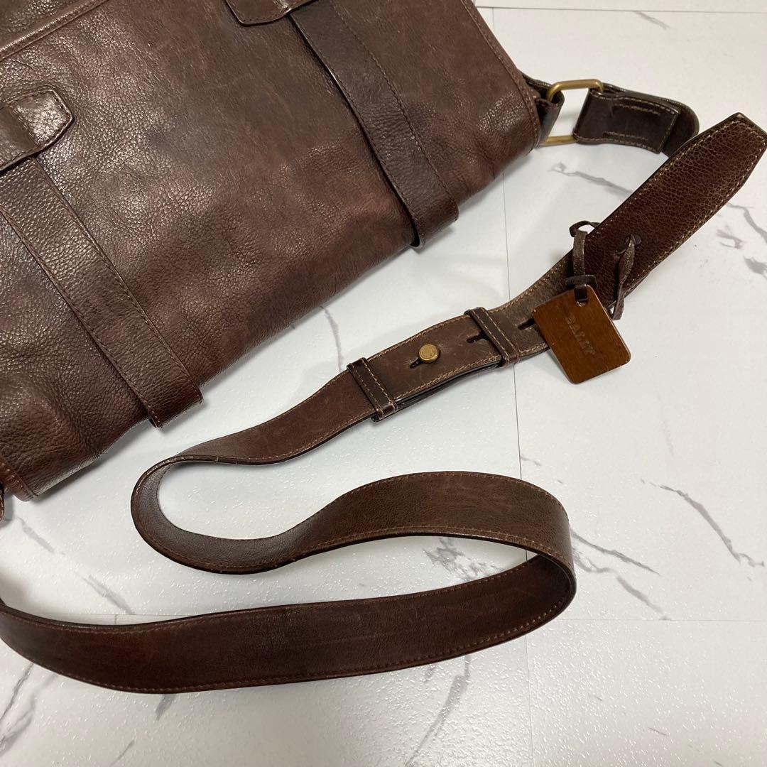 BALLY✨メッセンジャーバッグ大容量　本革　A4PC可　フラップ　チャーム自立