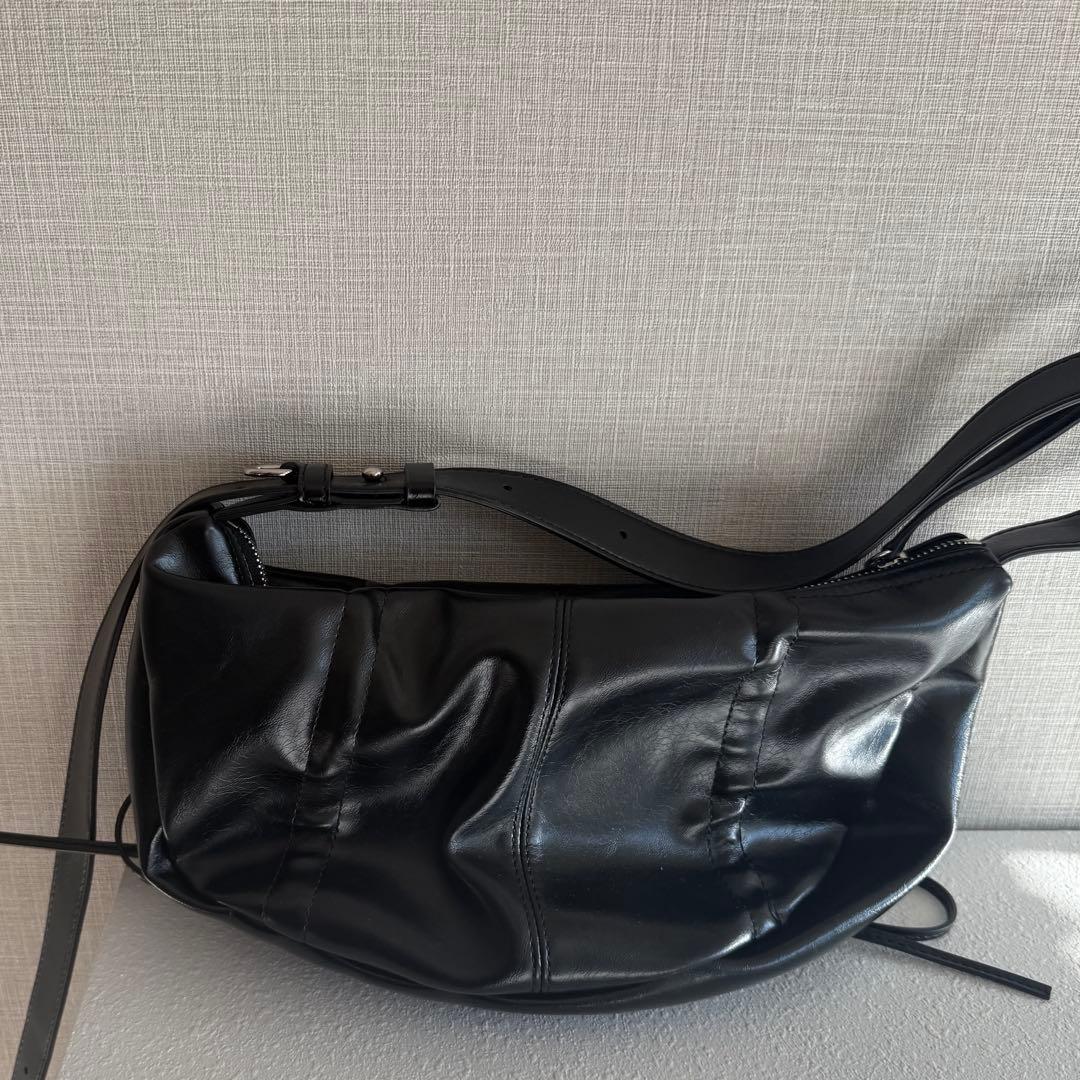 バッグ HALF SHIRRING RIBBON ROUND BAG IN BLACK