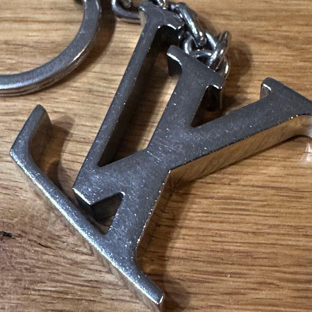 Louis Vuitton イニシャル キーホルダー
