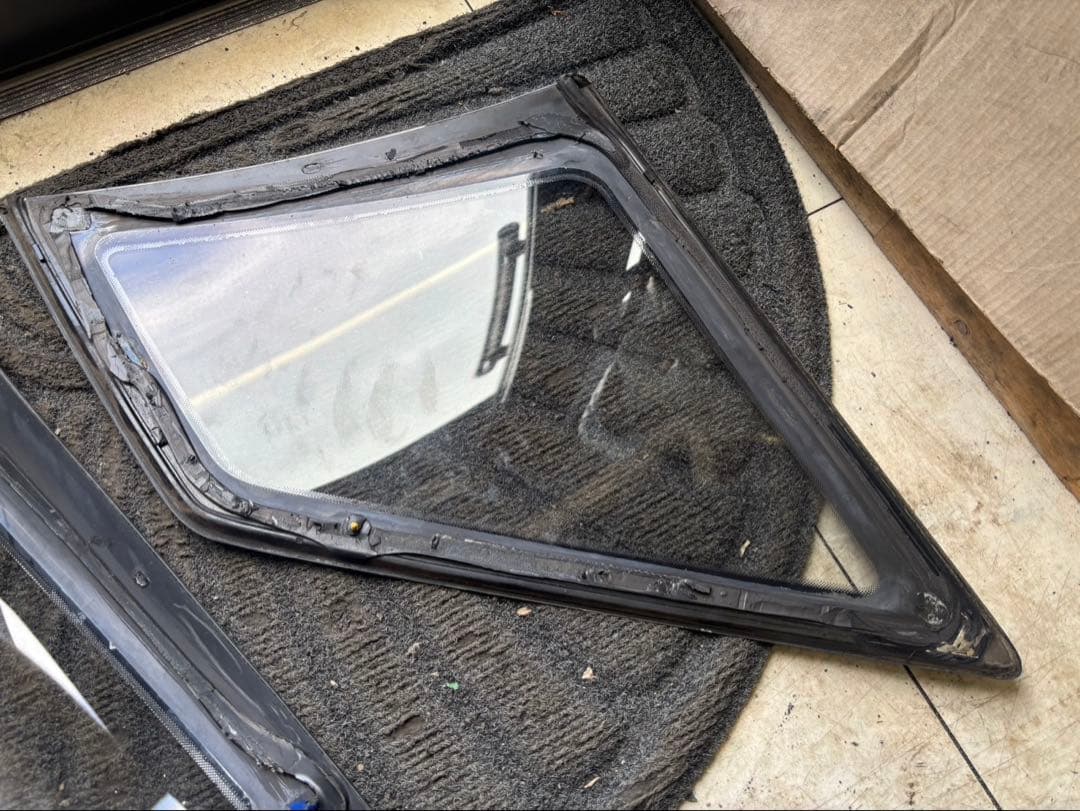 BNR32スカイラインGT-Rリアウォーターガラス左右　美品　モール付き