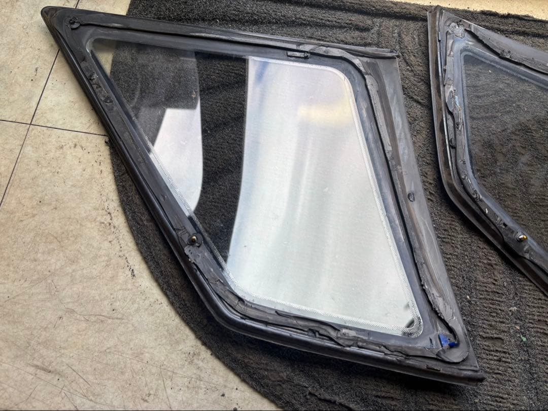 BNR32スカイラインGT-Rリアウォーターガラス左右　美品　モール付き