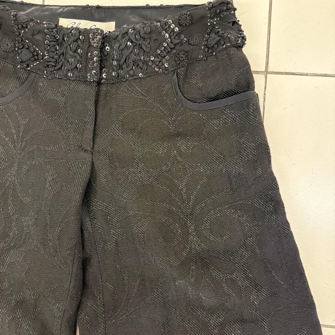 黒い模様入りパンツ ウエストビーズ装飾付き