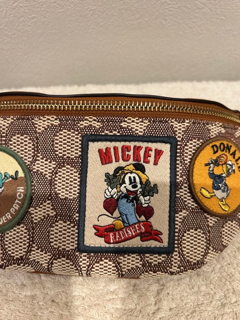 coach✖️ディズニー　限定品　ミッキー・ドナルド パッチ付きボディバッグ