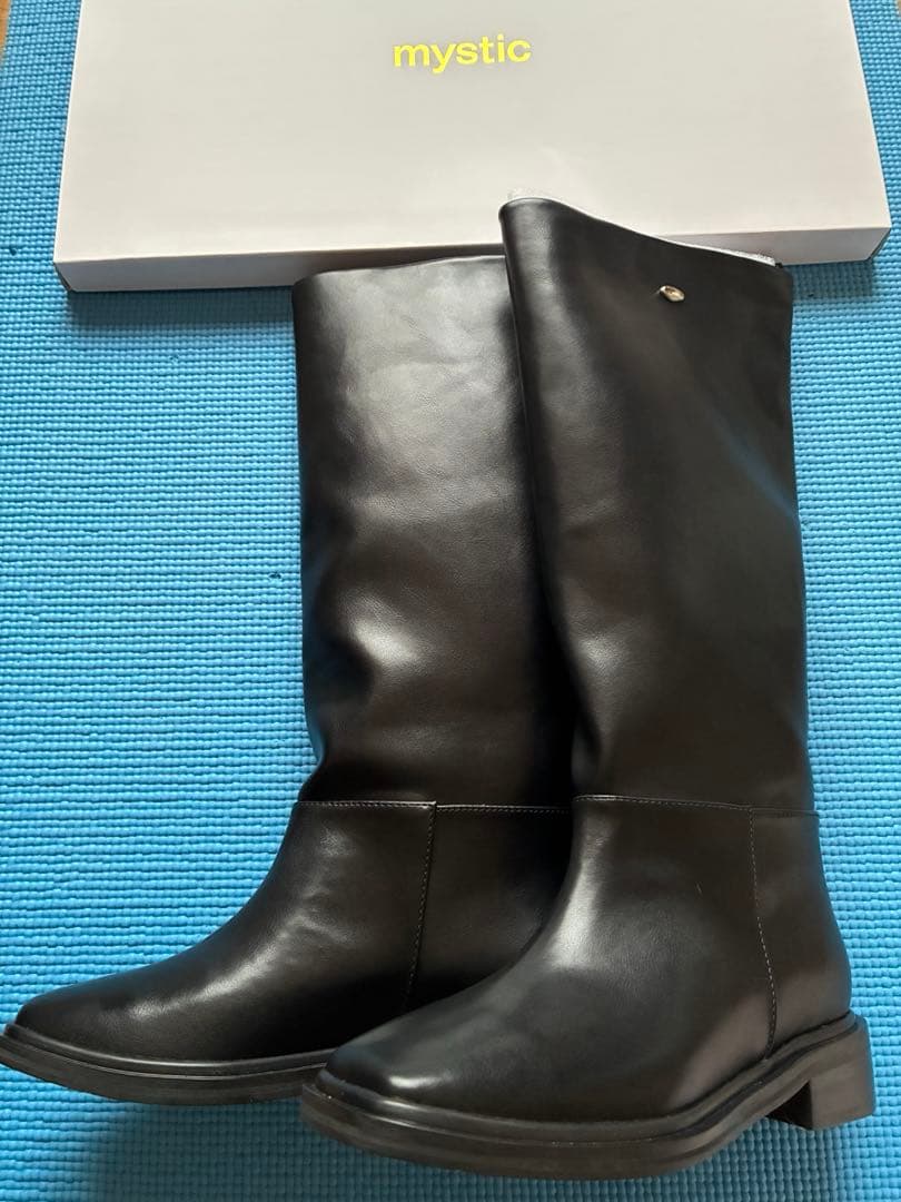 mystic ブラック スクエアトゥロングブーツ