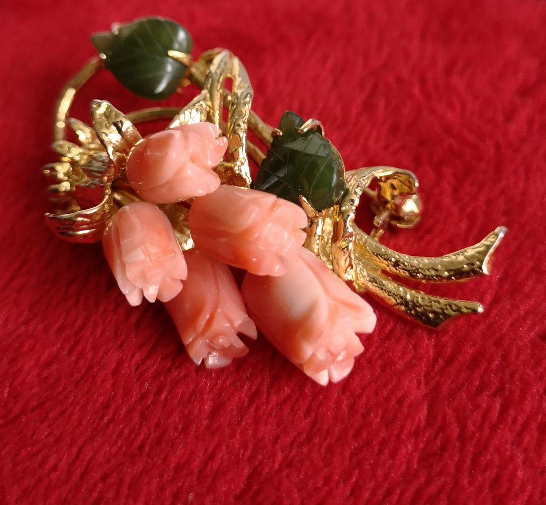 ビンテージ ブローチ 美品 ピンク珊瑚 翡翠 彫刻 チューリップ モチーフ