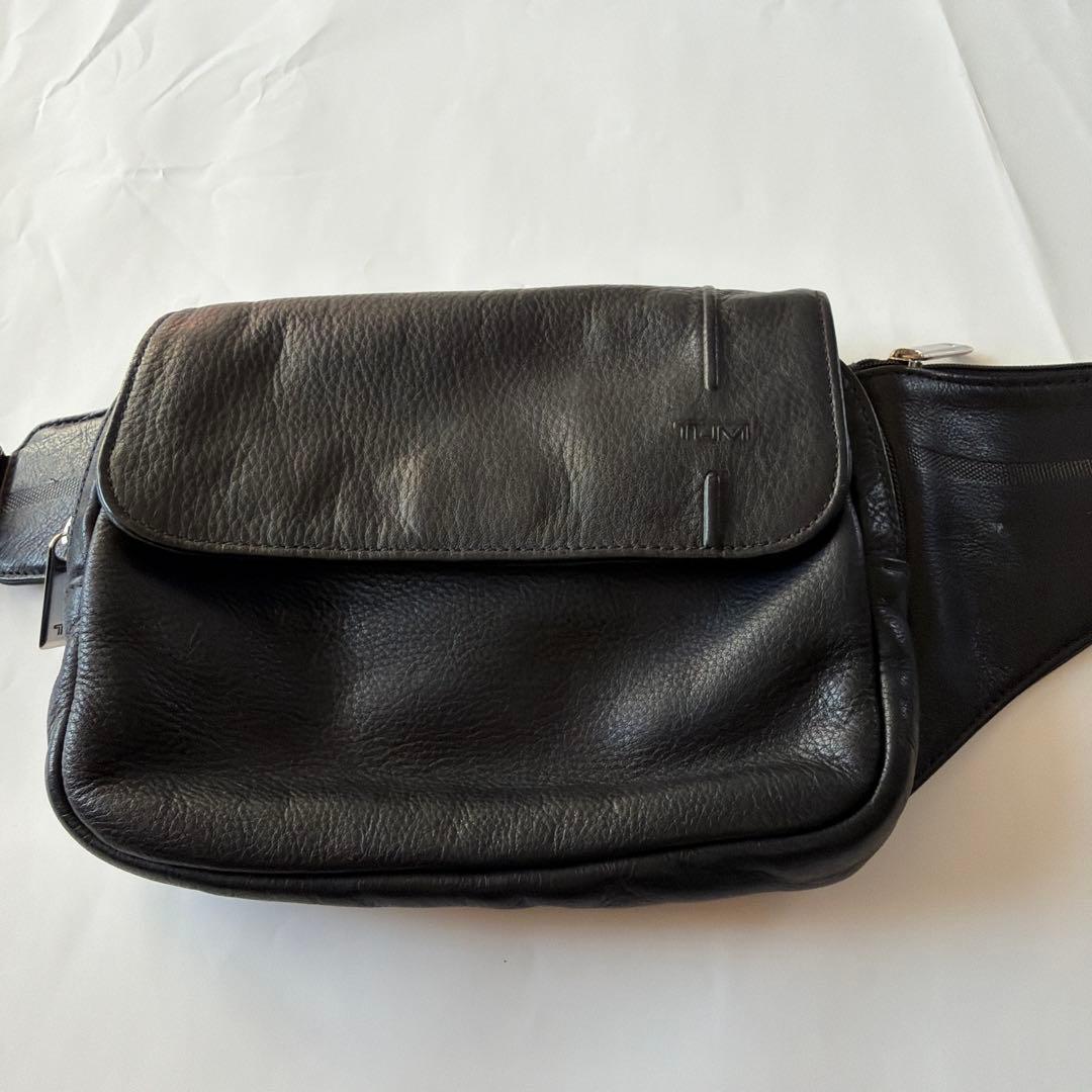 u*l様 TUMI/・トゥミイ黒 レザー ボディバッグ ウエストポーチフラップ付