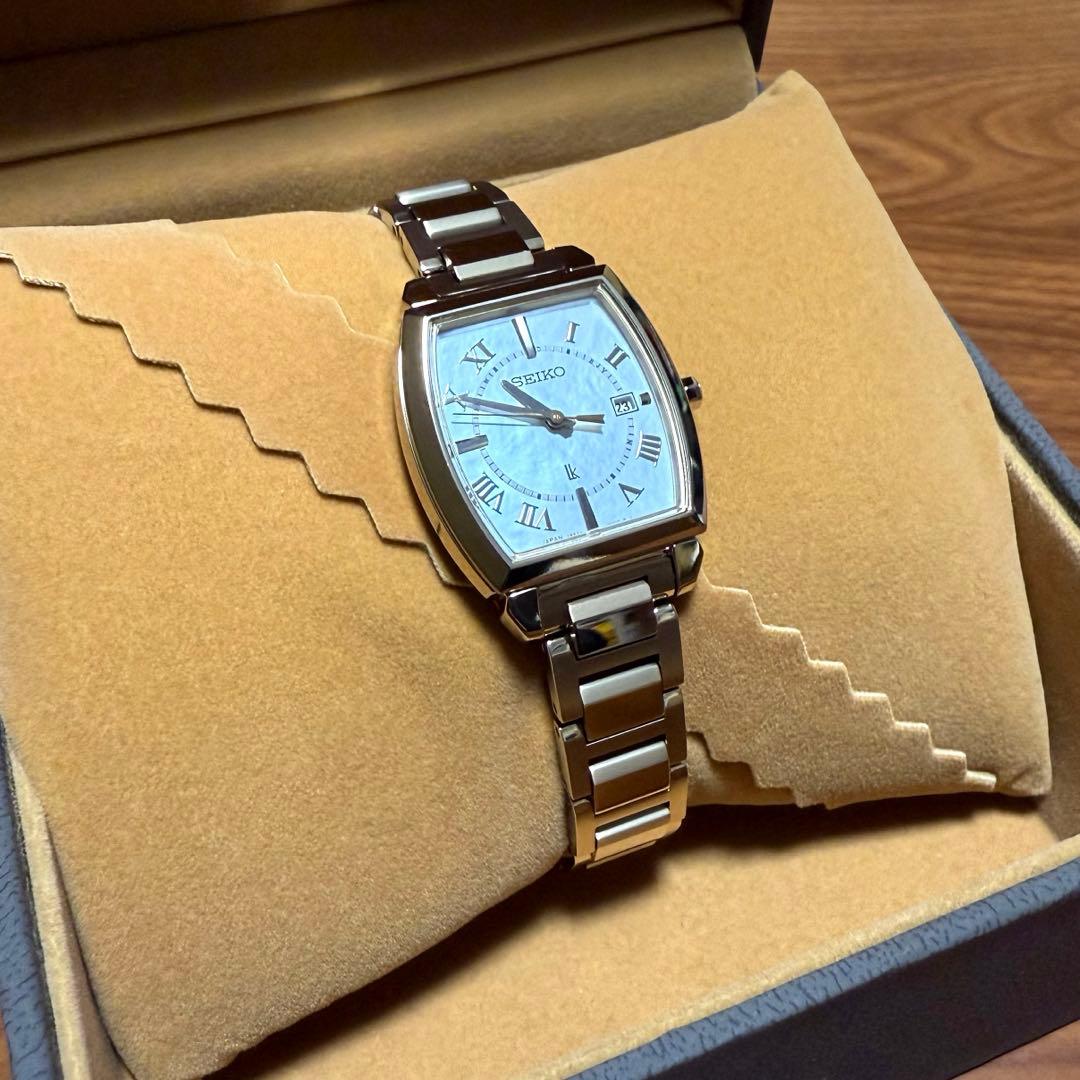 ほぼ新品 セイコールキア SSQW064 電波ソーラー 白蝶貝文字盤 ゴールド