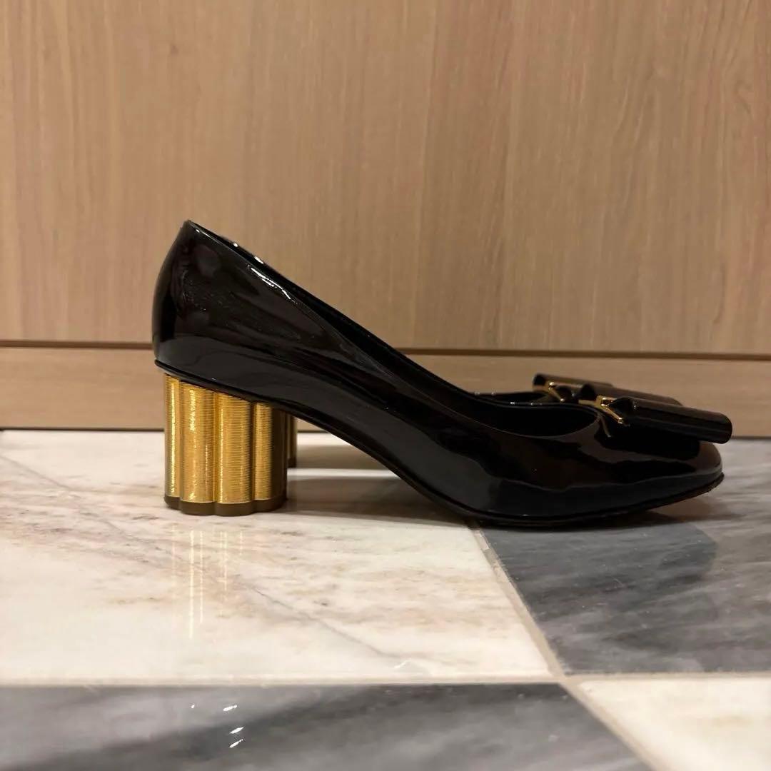 【美品】フェラガモ リボン付きブラックパンプス ゴールドヒール　7D お行事最適