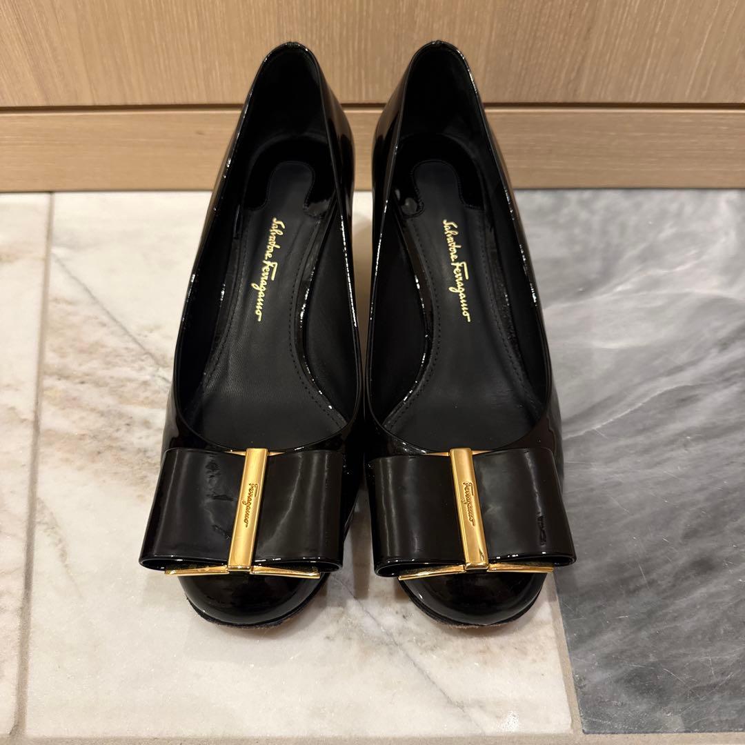 【美品】フェラガモ リボン付きブラックパンプス ゴールドヒール　7D お行事最適