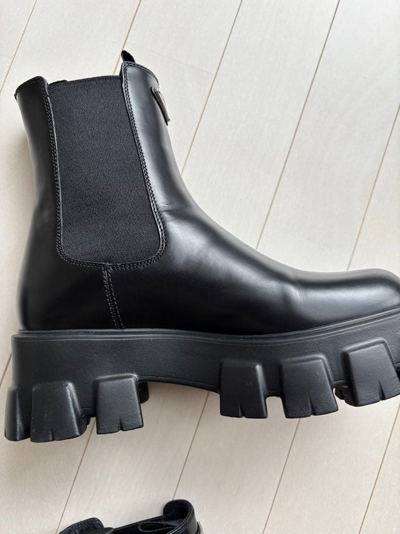 プラダPRADA ブーツ モノリスチェルシーブーツ1T256N ブラック