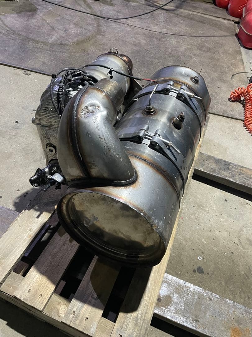 中古の触媒コンバーターです。