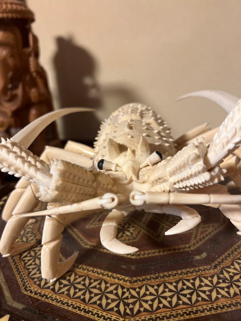 n*o様 日本製　伊勢海老　彫刻 八角形の木製台座付き