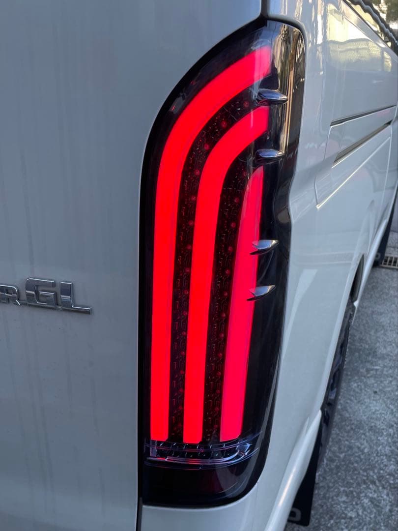 中古品トヨタ・ハイエース200系 LED TAIL LAMP 左右セット