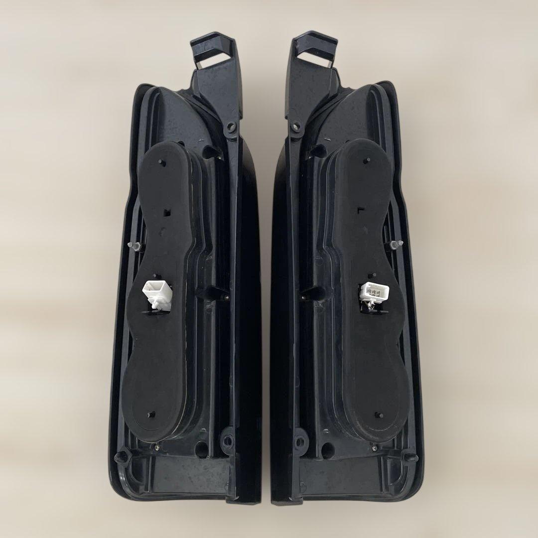 中古品トヨタ・ハイエース200系 LED TAIL LAMP 左右セット