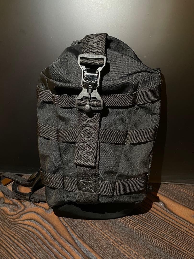 MONCLER ブラック ショルダーバッグ