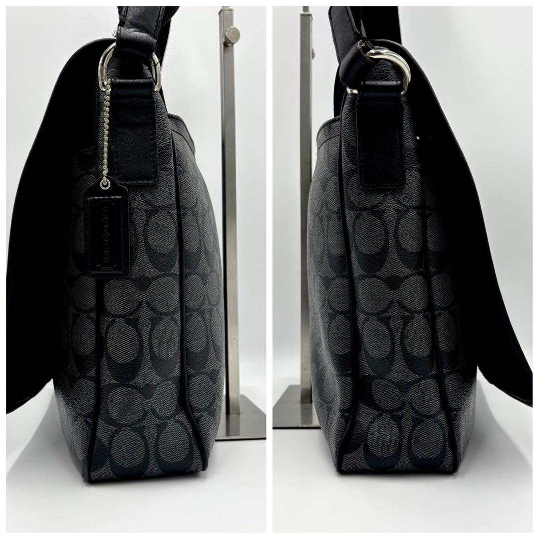 【美品】COACH ヘリテージ メッセンジャーバッグ シグネチャー　PVC 黒色