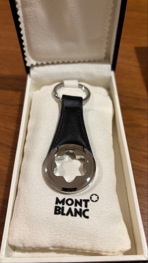 新品箱入りMONT BLANC 黒レザーキーホルダー