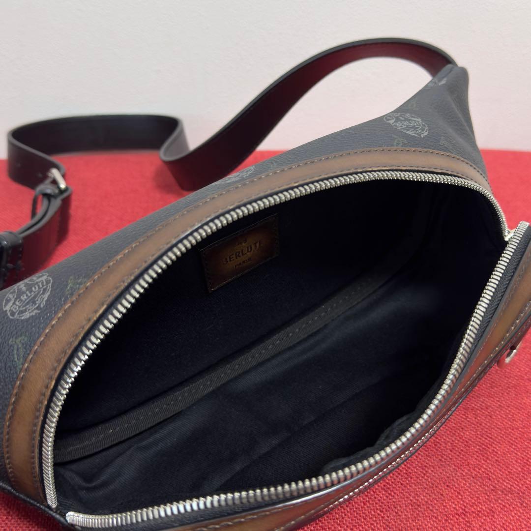 限定 定価36.7万円 ベルルッティ シグネチャーキャンバスレザーボディバッグ