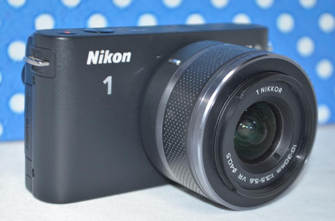 ⭐️コンパクトミラーレスカメラ⭐️大人気ブラック⭐️ ニコン　J1