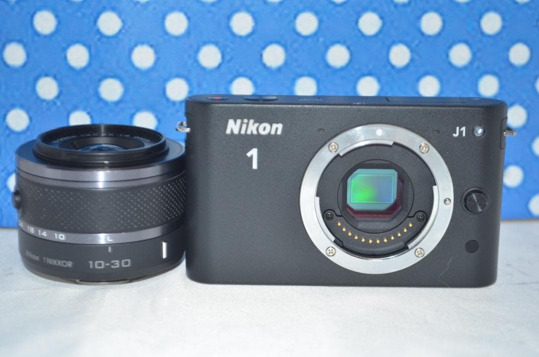 ⭐️コンパクトミラーレスカメラ⭐️大人気ブラック⭐️ ニコン　J1