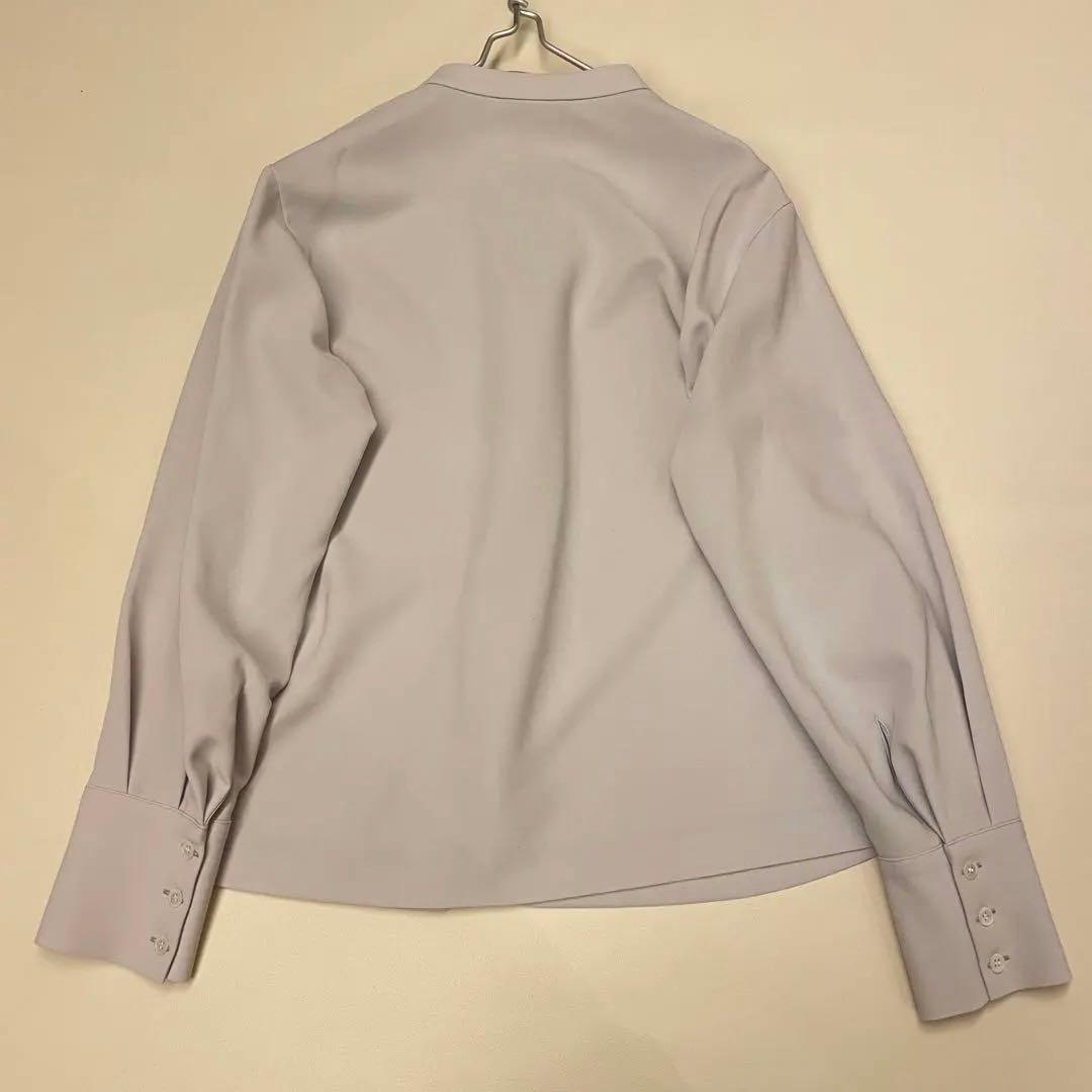 25モデル✨セオリーリュクス　サテン バンドカラー ブラウス 比翼 ライトグレー
