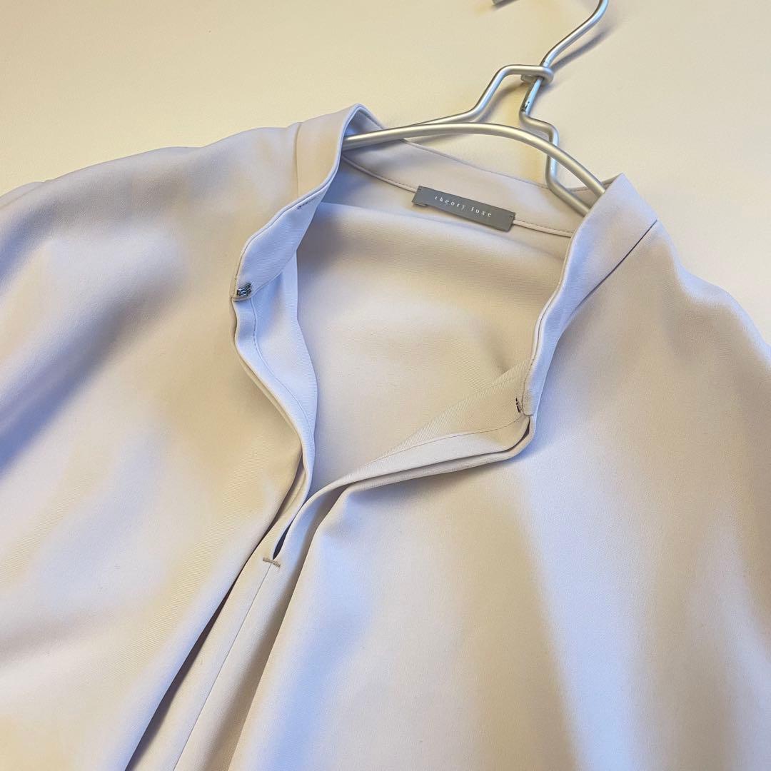 25モデル✨セオリーリュクス　サテン バンドカラー ブラウス 比翼 ライトグレー