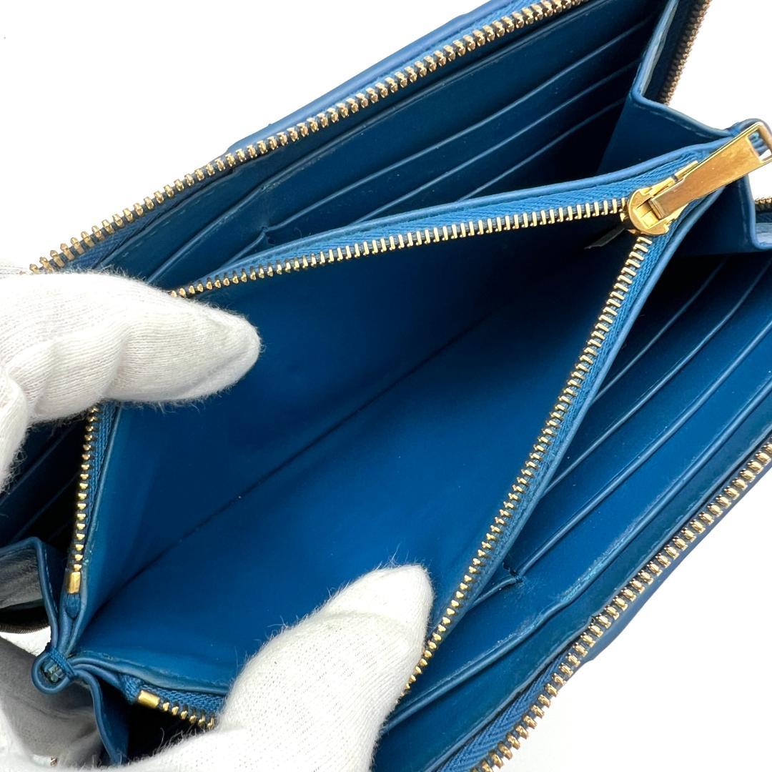 ボッテガヴェネタ マキシイントレチャート レザー ラウンドジップ ブルー 137