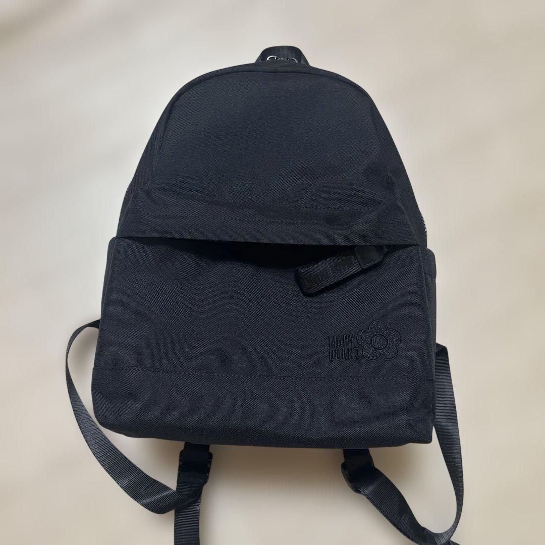 マリークワント オールブラックシンプルロゴリュック（ブラック）