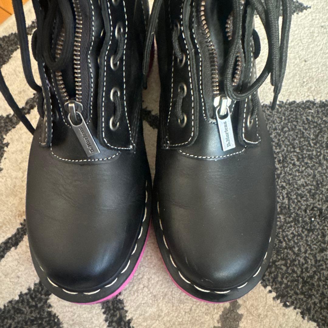 Dr. Martens ジッパー付きブーツ ブラック/ピンク