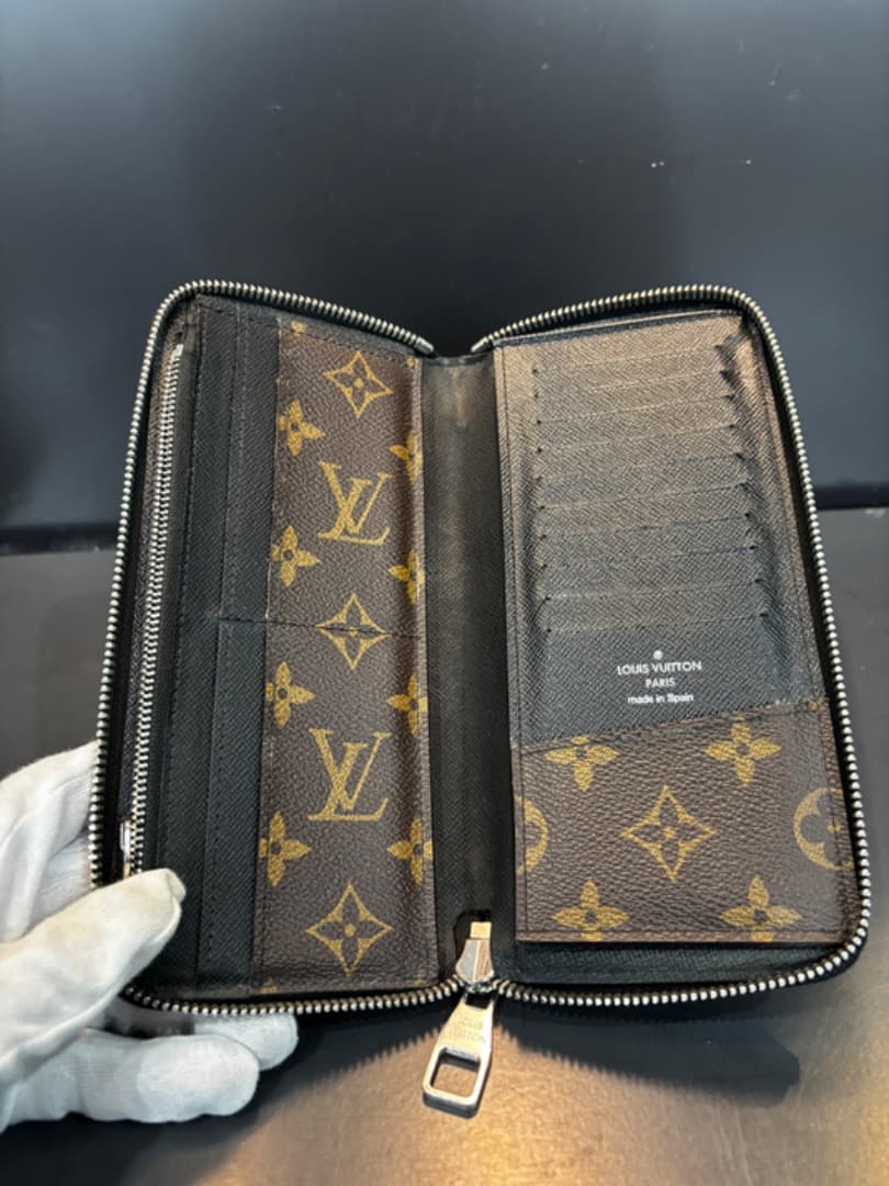 LOUIS VUITTON モノグラムマカサージッピーウォレット ヴェルティカル