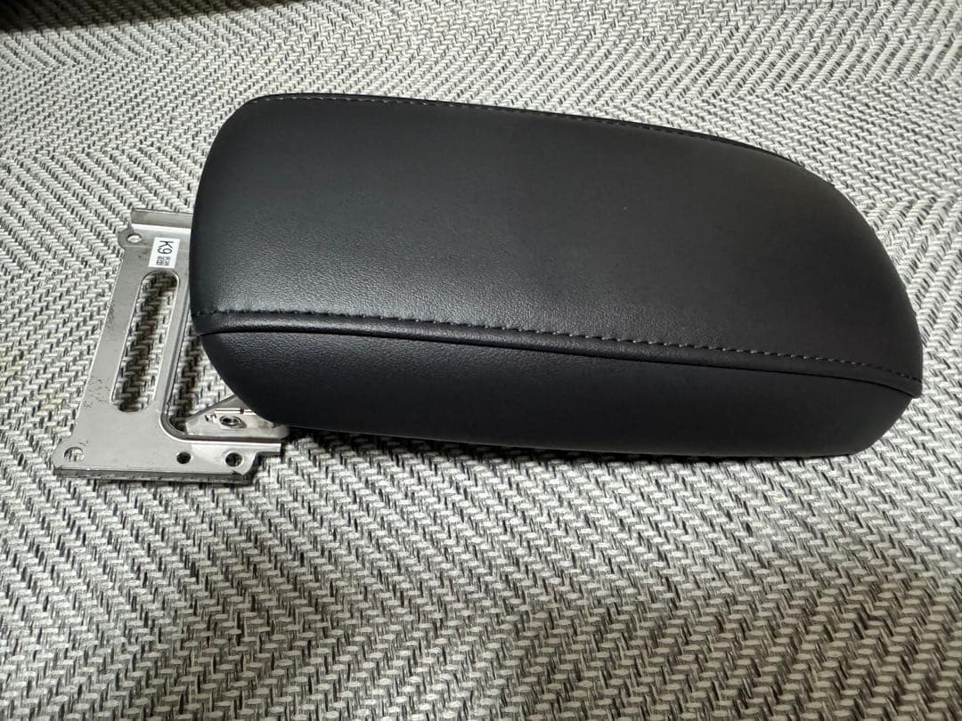 カローラクロス　アームレスト（スライドタイプ） トヨタ純正