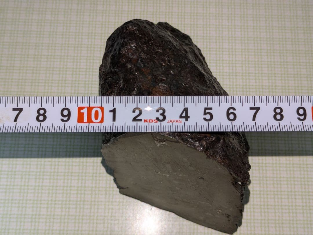 隕石　アルタイ隕石　鉄隕石　2,064グラム　外皮付　ウィドマンシュテッテン構造